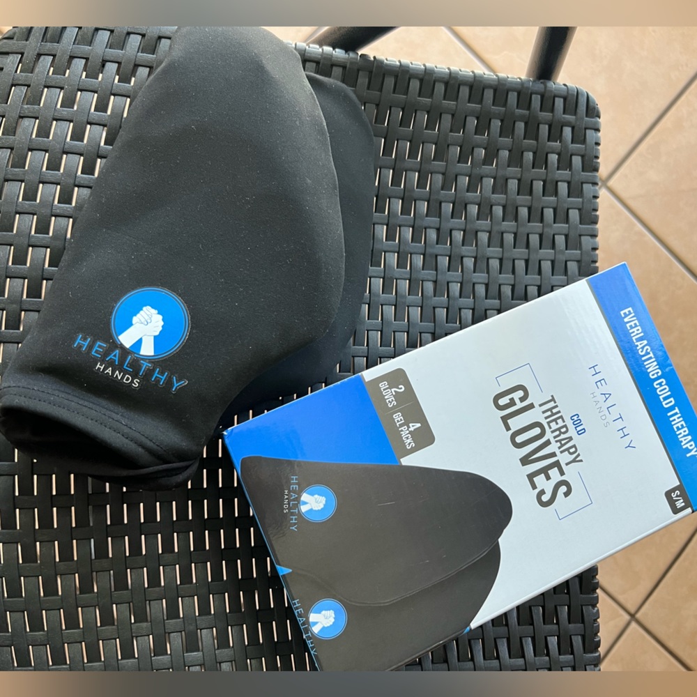 Cold therapy hand gloves
